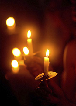 Memorial Ideas for Loved Ones: Holding a Candlelight Vigil
